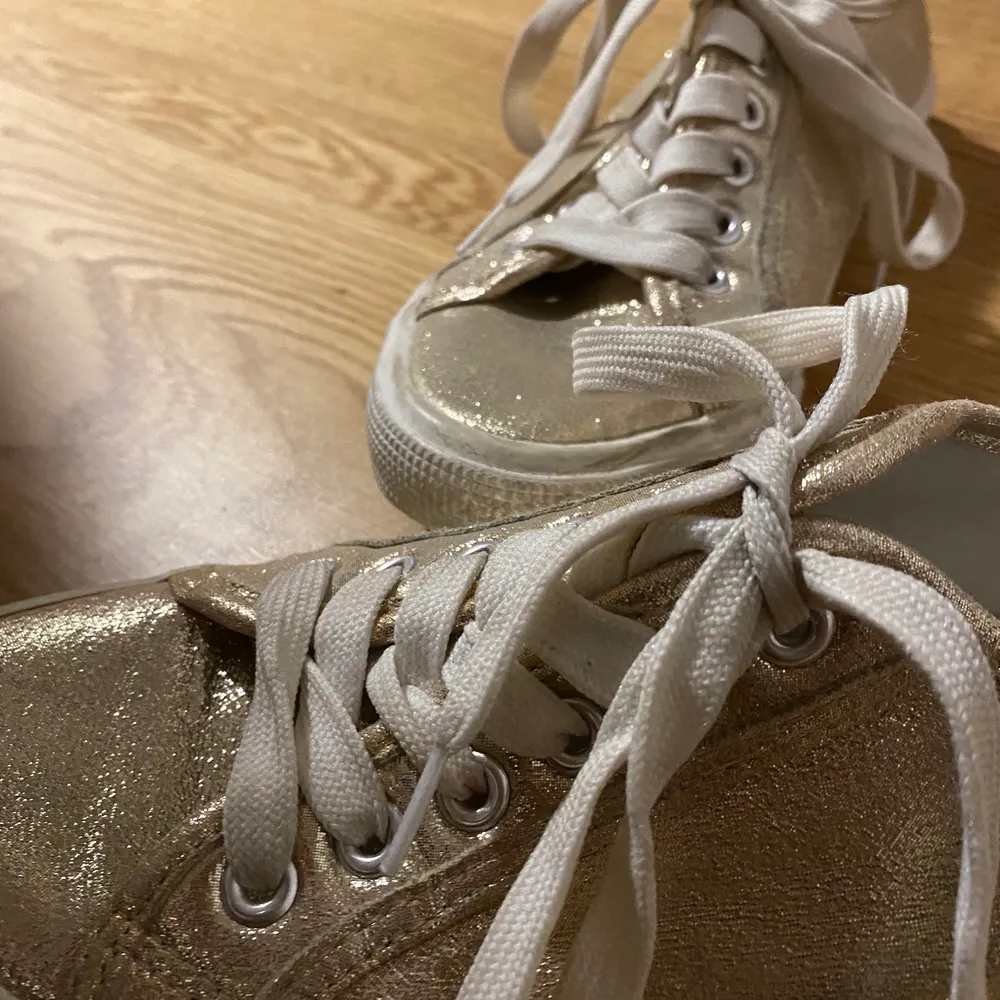 Glittriga skor från My wear storlek 37. Säljer de för 100kr + frakt, priset kan diskuteras.🔅. Skor.