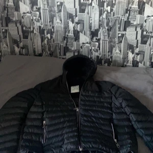 Moncler  - Jackor & ytterplagg, stl. 52 (L), Herr Nu är det dags att sälja min Moncler jacka. Jätte fint skick. Förra ägaren hade fastnat i en skruv med jackan vilket resulterade i att Kalle anka loggan på innersidan drogs bort. Pris 2800.  Pris kan diskuteras Storlek 3 dvs large. Eftersom det inte finns något direkt bevis av att jackan är äkta blir det ett lägre pris. 2800 kr