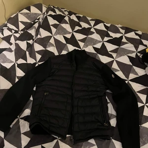 Moncler jacka  - Moncler jacka till salu med kvitto ganska ny använd några få gånger under 5-6 månader, mycket fin skick. Storlek S. Köpt för 6600 Inga repor eller andra bekymmer. Kan mötas och frakta den, men då står ni för frakten. Fler bilder vid intresse 👍🏻