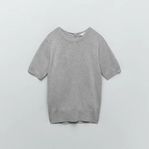 Zara topp - Säljer denna superfina tröja ifrån Zara i helt okej skick!💓   (Då det är väldigt många intresserade kan ni buda, men jag kan absolut skicka bilder innan)💕