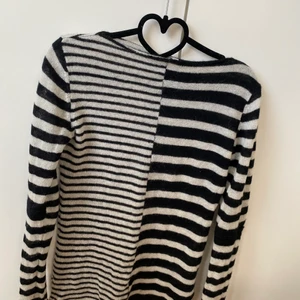 Snygg tröja från By Malene Birger - Härlig tröja från By Malene Birger. Superskön och mjuk, inte stickig. Lite längre modell. Mycket fint skick utan anmärkningar.