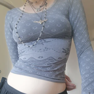 Skit snygg tröja - Grå, långärmad tröja med blom motiv. Säljer eftersom den inte används längre. Det står att den är storlek M men den är stretching så passar typ alla. 