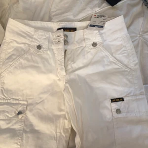 Vita lågmidjade cargopants - Såååå snygga och lågmidjade men tyvär för små för mig💔 Lapparna kvar! Skriv privat om ni vill se fler bilder ☺️