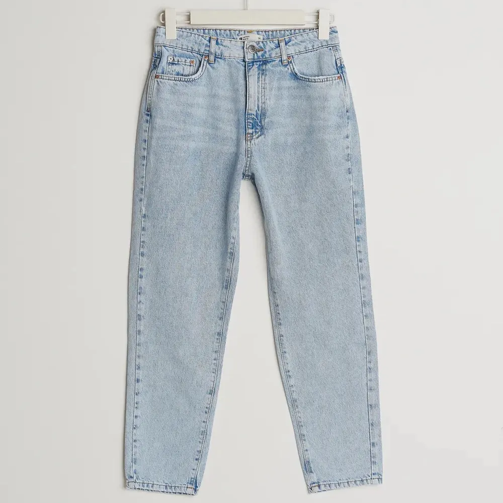 Ljusa mom jeans från Gina tricot köpta för ca ett år sedan pris då 599kr . Jeans & Byxor.