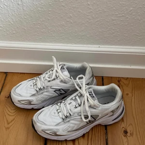 New balance skor 725 - Nästan helt oanvända och supersnygga new balance skor, perfekta nu till våren. Skorna är väldigt bekväma och fint skick. Nypris: 1299kr