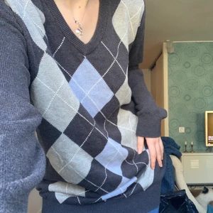 Stikad tröja  - Jätte mysig rutin stikad tröja! Den är i jätte bra skick och har inga tecken på andvändning och har en fin färg! Skriv privat för fler bilder!<3