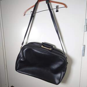 Stor svart vintageväska med handtag och axelrem. Lite vit färg på ena sidan (se bild!)🌱