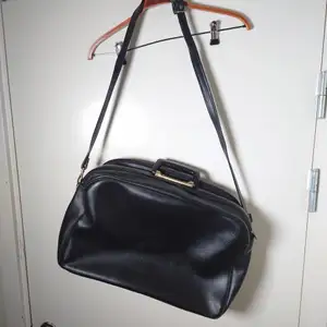 Stor svart vintageväska med handtag och axelrem. Lite vit färg på ena sidan (se bild!)🌱
