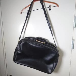 Stor svart väska - Stor svart vintageväska med handtag och axelrem. Lite vit färg på ena sidan (se bild!)🌱