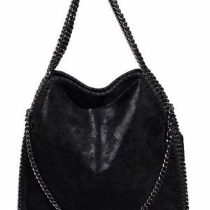 Stella LIKNANDE väska - Säljer min oanvända Stella LIKNANDE väska då jag köpte fel, så den är helt oanvänd!☺️  Vet inte vad frakten blir just nu men om ni undrar vad frakten blir kollar jag upp det.