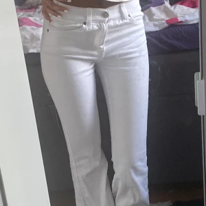 Vita jeans  - Från salt och används inte så mycket men riktigt fräscha och snygga😍