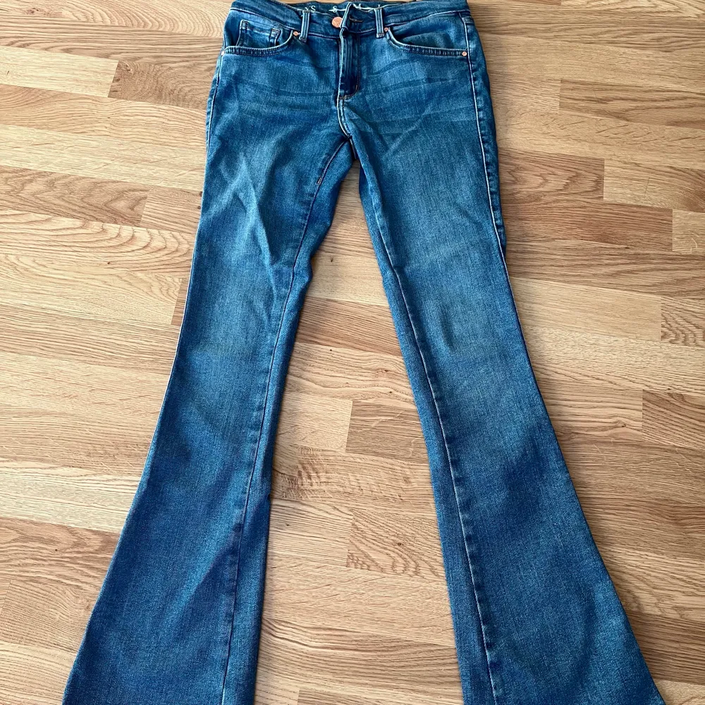 Snygga lågmidjade Bootcut byxor från Bikbok, använd endast 1 gång och säljer dom pga för små för mig. Jeans & Byxor.