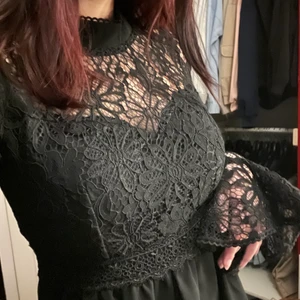 Gothic topp - Säljer denna fina toppen då den tyvärr är väldigt liten över bysten på mig så det är väldigt jobbigt att ta av och på den. Står storlek S men mer som en xs