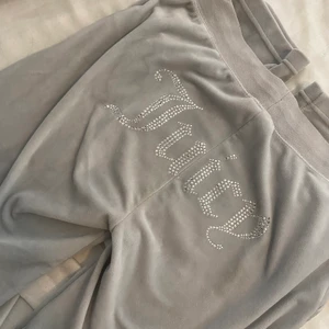 Juicy Couture  - fina juicy mjukis, liten skada på benet (se bild 3)  