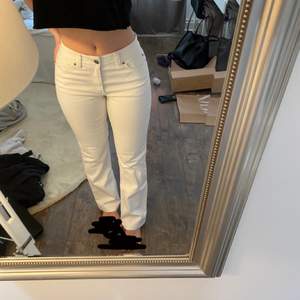 Så sköna jeans, fint skick! Storlek står ej men jag har vanligtvis storlek 36 i byxor. Jag är 165cm lång! Stretchiga🌸