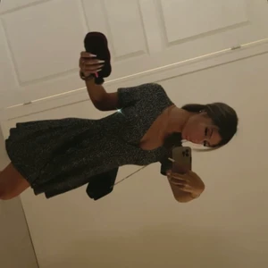 Klänning  - Säljer denna fina klänning från Pull N Bear i storlek S. Använt denna 1 gång och säljer denna pga att jag föredrar längre klänningar💞stretchigt material samt står du för frakten 🤍köpte denna för 399