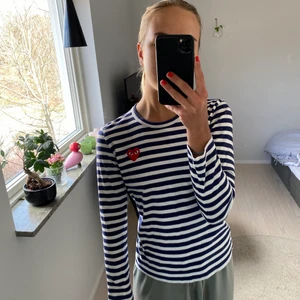 Comme des garcons tröja - Comme des garcons tröja. Fint skick. Blå och vit. Storlek M men passar XS/S. 