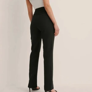 Kostymbyxor med slits - Säljer dessa jätte fina kostymbyxor aldrig använda, kvaliten är jätte skön, storlek 34 men passar mig perfekt som brukar ha 36, original pris 429kr 