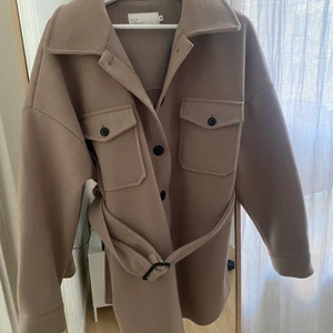 Skjortjacka NLY Trend - Skjortjacka i oversizemodell från NLY Trend. Storlek 36 i gråbeige färg, sparsamt använd. Inga defekter och är i nyskick. Köptes för 699, säljes för 300 💕