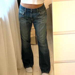 Vintage levis 527 - INTRESSEKOLL på dessa otroliga vintage levis 527 i en så fin blå färg! Midjemått 42cm, innerben 82cm, sitter snyggt oversize på mig som brukar ha 36 och är ca 168! Perfekta nu till sommaren! Skriv för frågor, mått eller fler bilder!💕💕💞