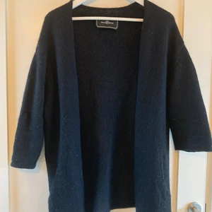 By Malene Birger kofta - Svart kofta i ull av By Malene Birger (S)