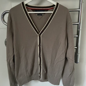 Hilfiger kofta - Vintage hilfiger kofta. Fint skick! Storlek L