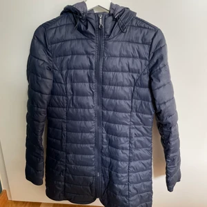 Only vårjacka/dunjacka. Använd 1 gång -  •Som ny. Använd 1 gång •Storlek S •Märke: Only •Väldigt fin damjacka som passar utmärkt till våren •Pris: 200 kr 🚫Djurfritt och rökfritt hem 📍Kan mötes upp i Mölnlycke centrum 📬Kan skickas mot fraktkostnad (66 kr)