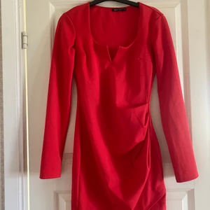 Klänning - En röd festklänning, med fina detaljer.