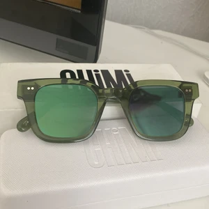 Chimi 004 - Säljer dessa snygga Chimis i modellen 004 i färgen Kiwi. I nyskick endast testade, inga repor osv. Just dessa med speglande glas är helt slutsålda överallt och går ej att få tag på. Vid stort intresse startar jag budgivning (Byter inte) Köpare betalar alltid för frakt 💕