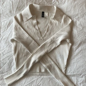 Ribbad tröja med krage  - En söt tröja från hm som är tunn o ribbad med krage! Super fin men aldrig använt!❤️