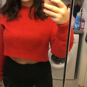 Stickad tröja i strl S - Superfin croppad tröja i storlek S från hm, den är åt det tunnare hållet. 