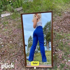 Mörkblåa jätte snygga jeans/byxor! 💞 - Köpte domma jeansen/byxorna på Plick förra året (därifrån bilden kommer) men dom har tyvvär inte kommit till användning. Dom är mycket sköna och sitter fint på kroppen! 💞