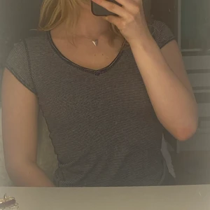 randig T-shirts  - Snygg randig t-shirt, säljer då den är lite för liten för mig och anväder därför inte den. Passar någon som är ca xxs-xs i toppar. 