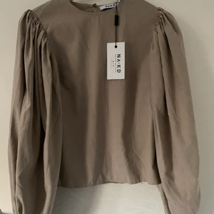 Puffärmad tröja  - Säljer denna puffärmade tröjan ifrån NA-KD då den endast blivit använd en gång! Säljer för 75kr och är i strl 34💘