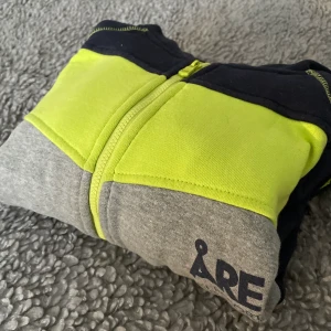 Åre hoodie, (xs) - Denna är köpt i Åre. Det är en barntröja i 158-164, men funkade bra på mig som är XS. Använd sparsamt, fint skick! 