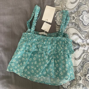 Linne blommigt - Superfint linne från Pull&bear i storlek XS, passar även S. Helt oanvänt (endast testad) och prislappen är kvar! Perfekt till sommaren eller en varm vårdag då linnet är väldigt luftigt och har en såå fin somrig vibb☀️ Kontakta vid frågor eller intresse🤍(nypris 176kr)