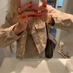 Vår jacka  - Beige fin jeansjacka från Gina! Jätte bra till våren och sommaren. 😍😍