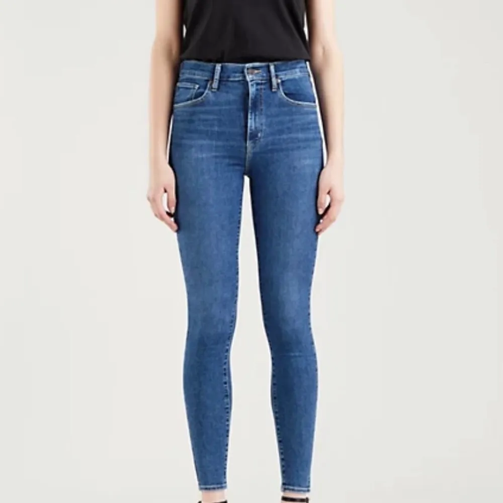 Jättefina och bekväma jeans!! Passa alla er som är långa. Säljer pga inte min stil. Jättefin blå färg och inte så ”hårt” material.. Jeans & Byxor.