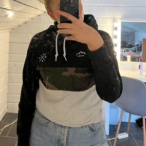 dope hoodie  - Säljer denna hoodie från dope, inte använd mycket men har tyvärr ett litet hål i vänstra armhåla men går lätt så ihop och syns knappt, storlek XS men passar även s och xxs, bra skick, köparen står för frakt☺️