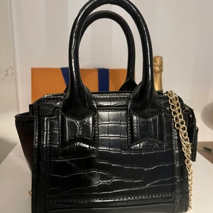 Zara väska - Väska från zara med guldiga band, avtagbart. Använd några gånger. Som ny. 