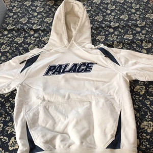 Palace In-certi hoodie SS20 - Säljer en palace In-certi hoodie storlek M true to size. Köpt i palace skateboards i london för 1300. Snörena är lite slitna och lite missfärgning (se bilder) bakom luvan men annars helt felfri