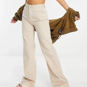 Beiga Jeans - Ett par beiga jeans från ASOS☺️säljer då de är för stora för mig, första bilden är lånad från hemsidan. Skriv privat för fler bilder!