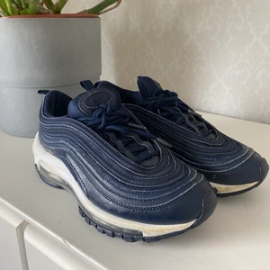 Nike air Max 97 storlek 38 - Säljer min Nike sneakers på grund av fel storlek, bra skick knappt använda! I en mörkblå färg 
