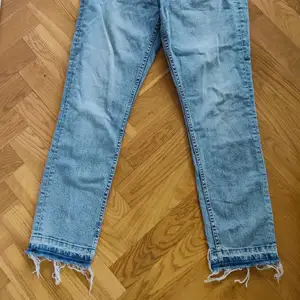 High waisted ankle jeans W29 från HM. Säljs pga för små, annars fint skick!