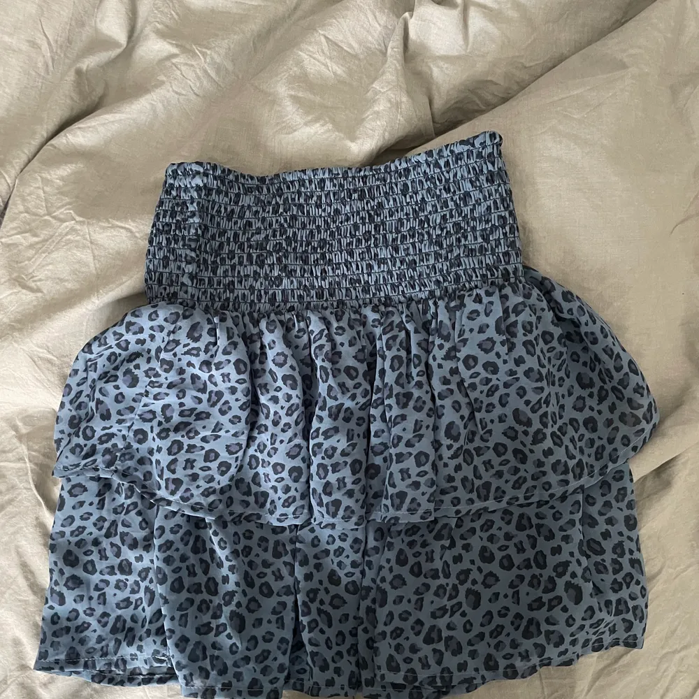 Super fin blå leopard kjol från Kappahl.💕. Kjolar.