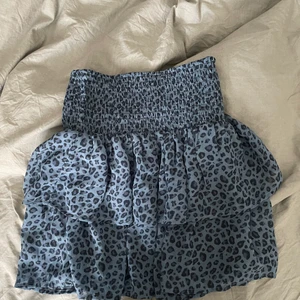 Blå kjol - Super fin blå leopard kjol från Kappahl.💕