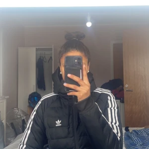 Adidas jacka - Den optimala vår jackan!Skit snygg adidas jacka i bra skick!Nypris ca 1000kr men kan tänka mej 400 kr för den!
