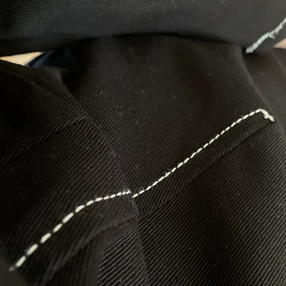 Supersnygg strukturerad jeansklänning från Weekday. Vita stitching-detaljer som skapar ett modernt, coolt intryck 😍 ganska stretchig och superskön på. . Klänningar.