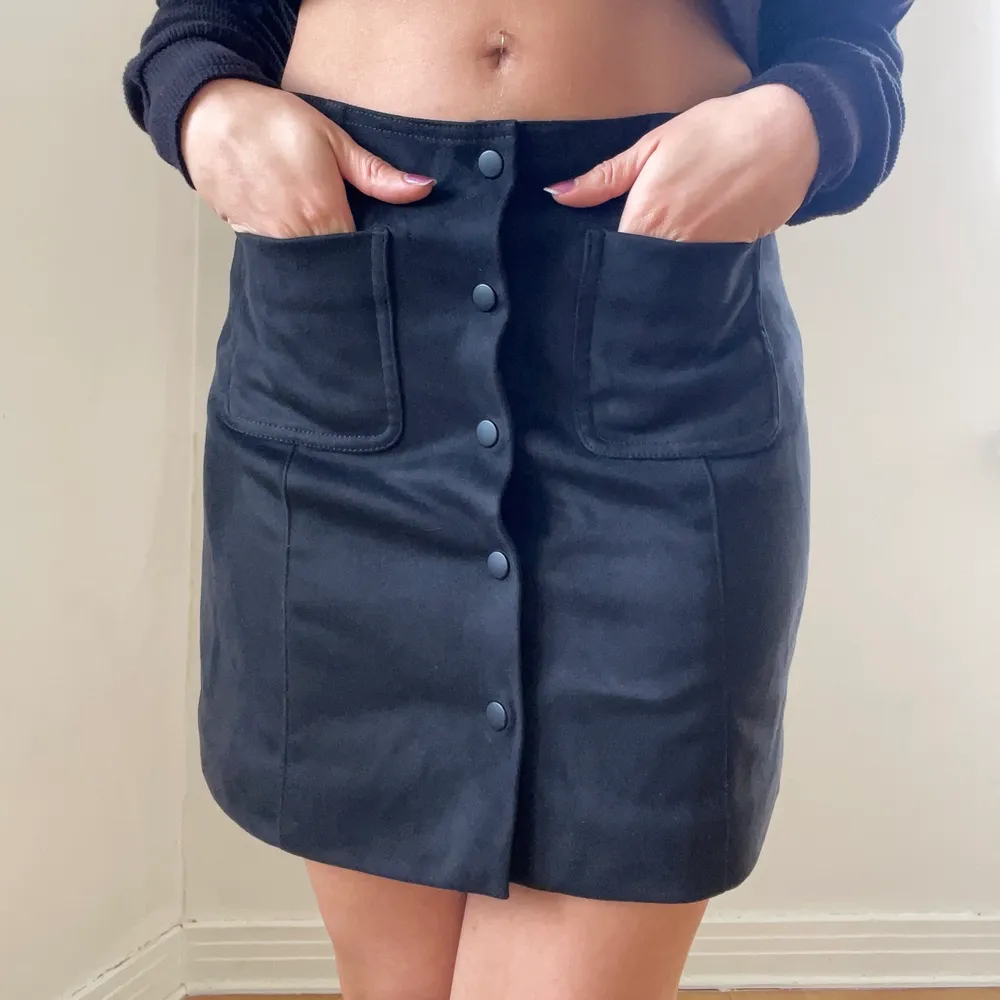 Så mjuk och skön faux suede kjol med knappar och fickor(!!!) från märket Stay. Kjolar.