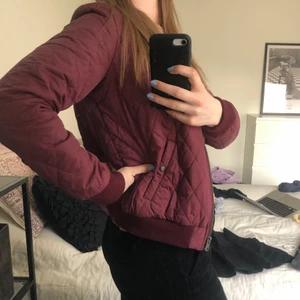 Vinröd vårjacka - Säljer min lätt fodrade vår-/höstjacka i superskick från Global Funk Denmark som längtar efter att få användas igen. Inköpt i köpenhamn för några år sedan för ca 1000 sek.💫